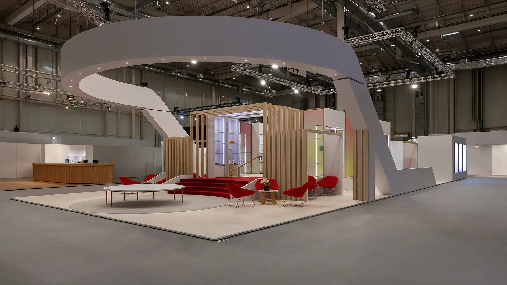 Stand de feira com estrutura curva, ripado de madeira e poltronas